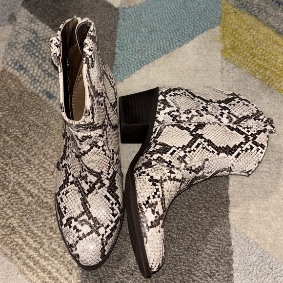 Snake print Western style booties Women's Sz 7 Style & Co White black grey - Picture 3 of 9